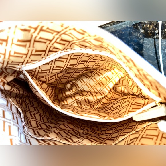 Tignanello Cream Buttery Leather Purse w/ Gold Hardware and Tons of Storage 👜 - Picture 7 of 9